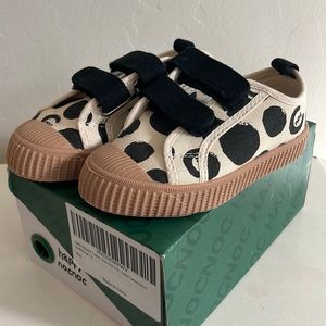 Brand New happy nocnoc toddler Velcro sneakers size 8.5 shoes